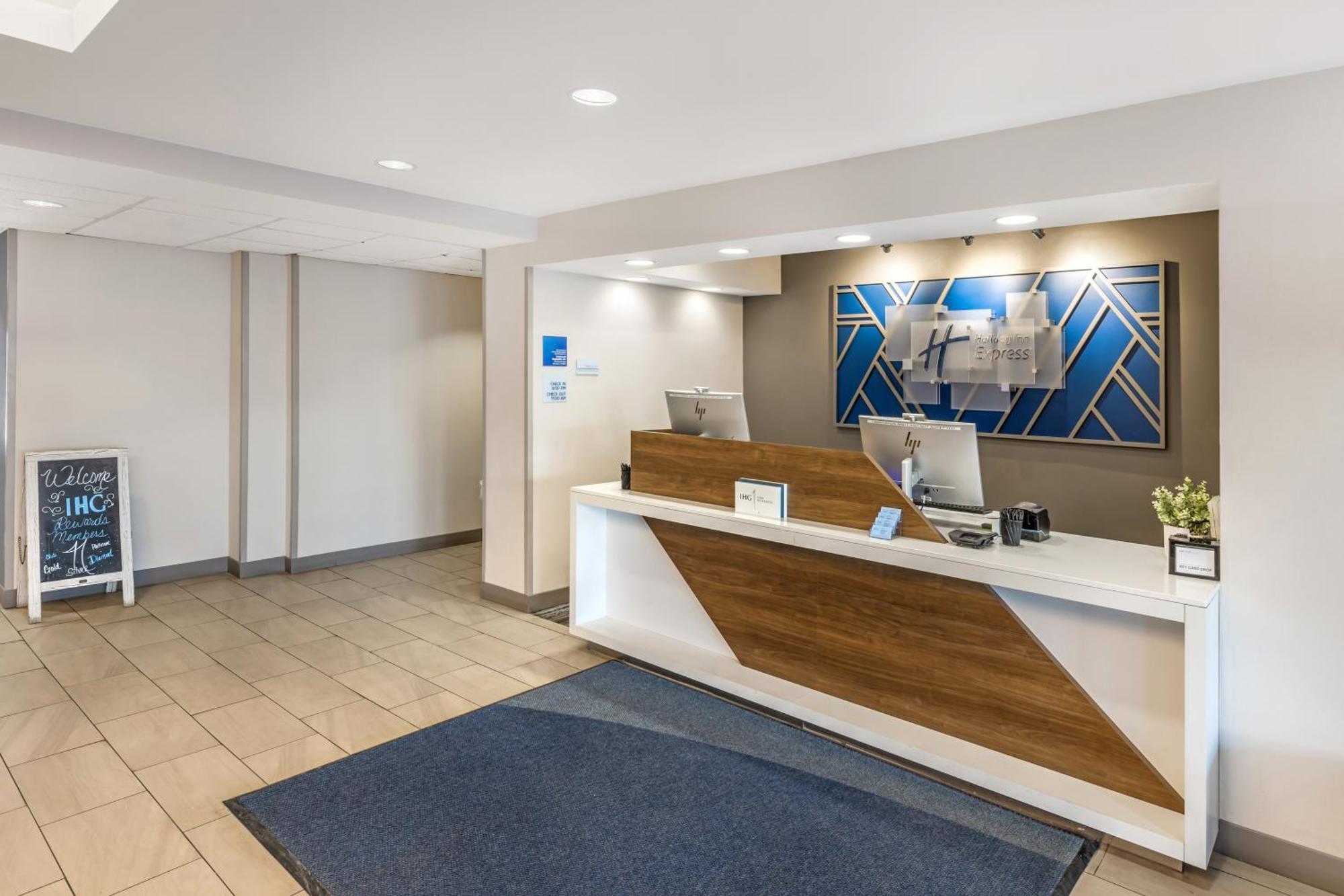 Holiday Inn Express Crestwood By Ihg Luaran gambar